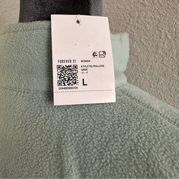 Athleisure Pantone x Forever 21 Sage Green Cropped Pullover | Size L | NWT - Picture 4 of 8